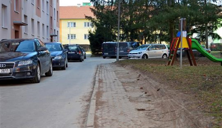 Vyškov plánuje nová parkovací místa kvůli nelegálnímu stání u sídliště