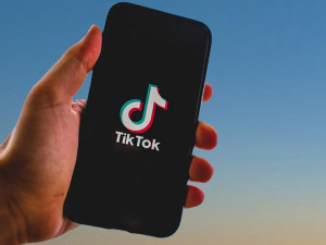 Odinstalujte si aplikaci TikTok, nabádá vnitro úředníky