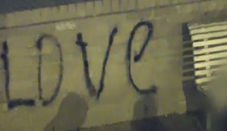 Posprejovaná zeď pod Petrovem