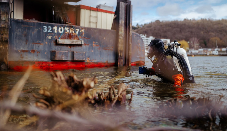 VIDEO: Loď na Vltavě začala po havárii nabírat vodu a pouštět olej do řeky