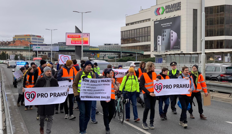 VIDEO: Blokády dopravy v Praze pokračují. Auta na Nuseláku jedou krokem