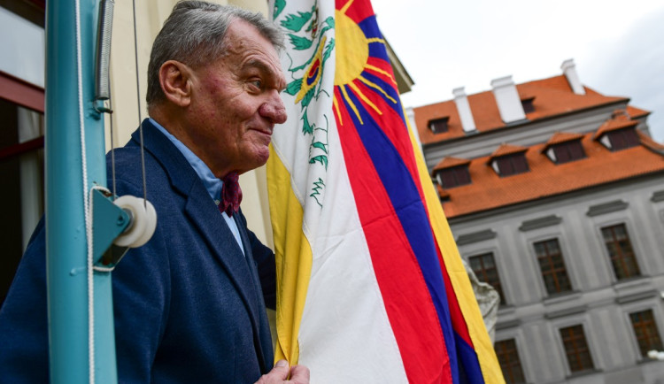 Praha si připomíná krvavé potlačení tibetského povstání. Radnice vyvěsily vlajky