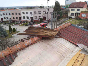 Popadané stromy i rozbité střechy. Hasiči uklízejí jižní Moravu po silném větru