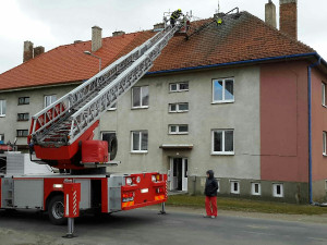 Popadané stromy i rozbité střechy. Hasiči uklízejí jižní Moravu po silném větru