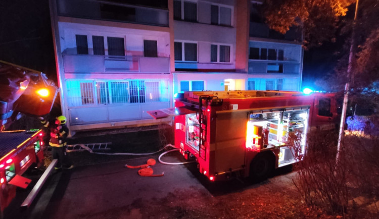 Noční požár vyhnal z domu dvanáct lidí. Hasiči našli v bytě psy