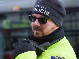 Chyťte zlodějku rohožky, zburcoval muž v Brně policisty