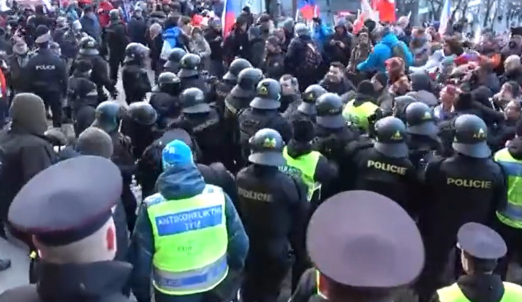 VIDEO: Policie zveřejnila záběry z konfliktu u Národního muzea