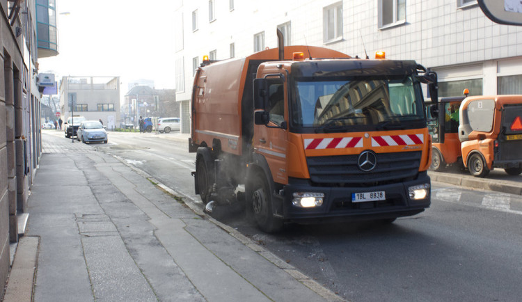 Přeparkujte si, nebo dostanete pokutu, vyzývají Brňany silničáři. Začalo blokové čištění