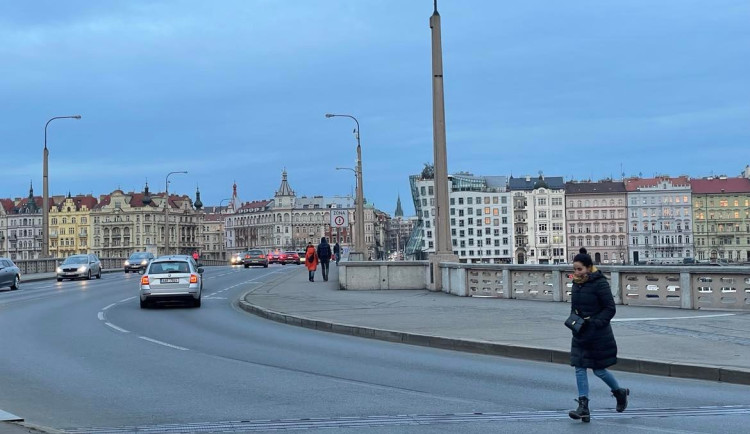 U Jiráskova mostu budou přechody. Lidé nebudou muset most podcházet ani přebíhat silnici