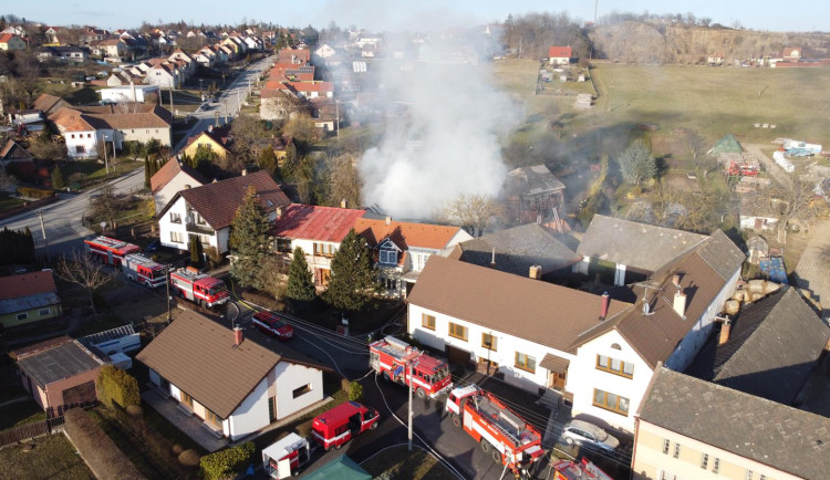 Při požáru stodoly na jižní Moravě se zranil hasič a umřelo prase