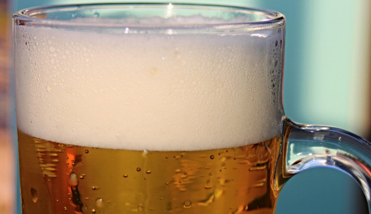Policie jde po hospodě, kam nezletilí chodili na pivo. Bylo jim z toho špatně, zlobí se