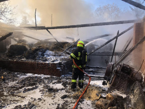 Při požáru stodoly uhořelo prase. Na zasahujícího hasiče spadla střecha