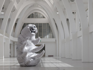 Po Brně putovala obří nafukovací želvuška. Neviditelný živočich vyděsil kolemjdoucí