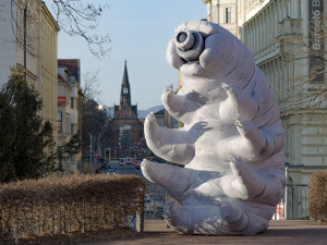 Po Brně putovala obří nafukovací želvuška. Neviditelný živočich vyděsil kolemjdoucí