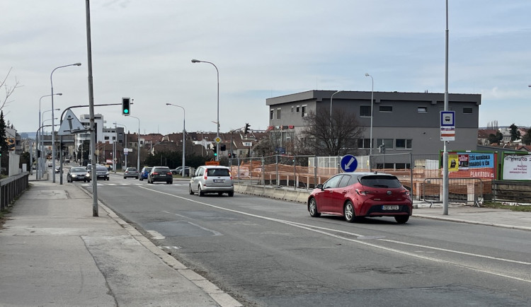 Brno opraví most přes železniční trať. Nově přes něj povede linka šaliny