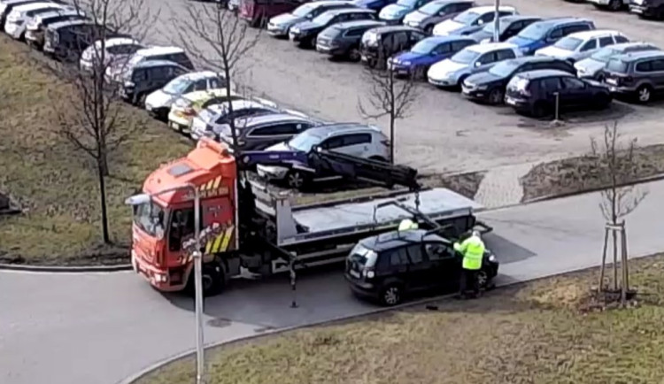 Kapacita parkovišť u nemocnice nedostačuje, překážející vozidla odtáhli. Parkovací dům vyroste nejdříve za pět let