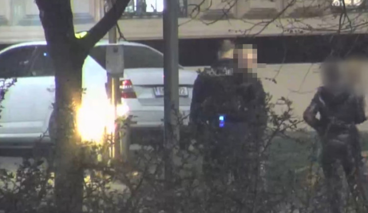 VIDEO: Opilý mladík se bavil podpalováním košů. Před kamarády si vše natáčel na mobil