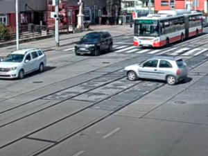 Dítě v kočárku, muže s mobilem i psa v Brně ohrožovalo auto, které nikdo neřídil