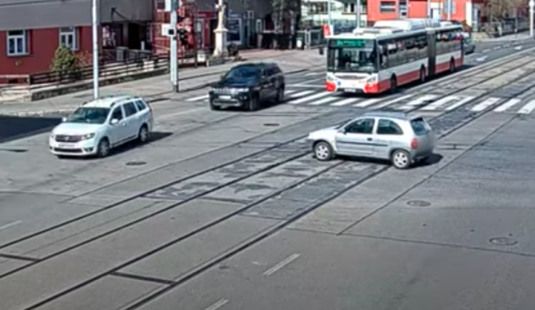 Dítě v kočárku, muže s mobilem i psa  v Brně ohrožovalo auto, které nikdo neřídil