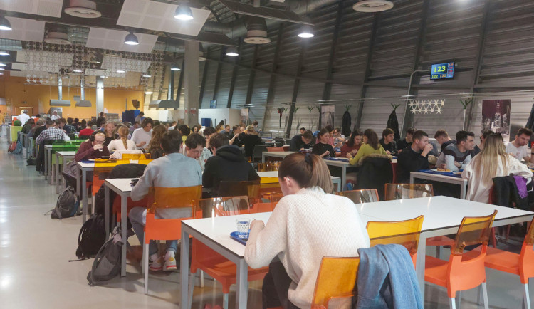Studené hranolky a malé porce. Studenti si stěžují na jídlo v menzách