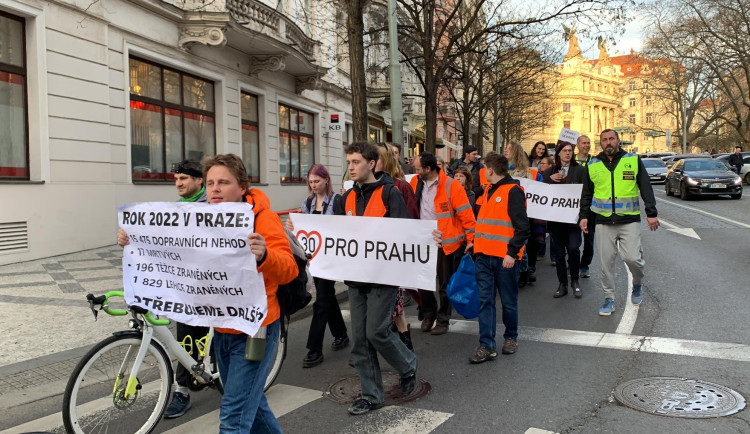 VIDEO: Aktivisté uskutečnili šestý pochod za třicítku v Praze. Přišli i odpůrci