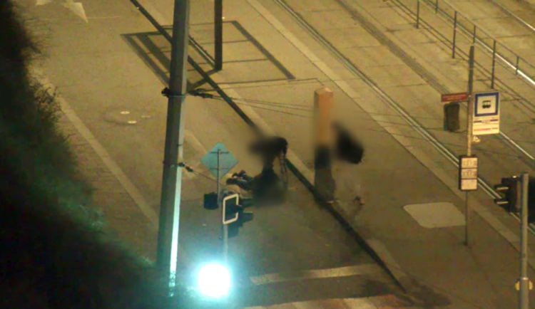 V Brně se povaloval na silnici muž. Místo pomoci ho mladíci oškubali