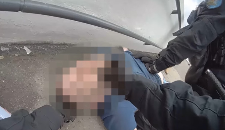 VIDEO: Muž si dal heroin a zkolaboval. Život mu zachránily pražské strážnice