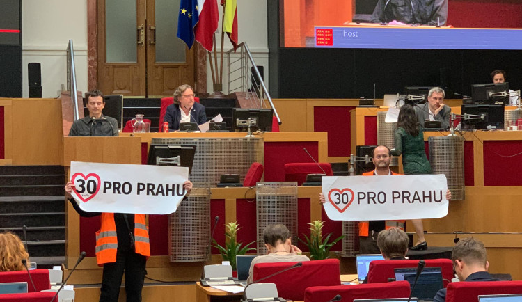 VIDEO: Aktivisté usilující o zavedení třicítky v Praze přišli na zastupitelstvo