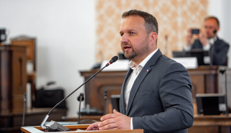 Lidé pracující na dohodu si budou muset zvýšit odvody sociálního pojištění, tvrdí ministr Jurečka