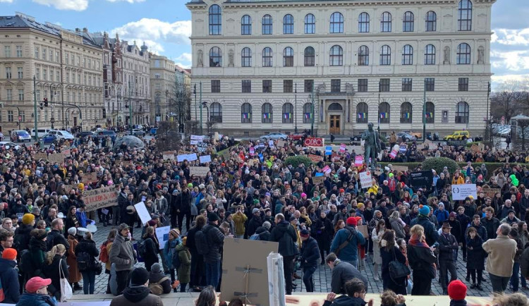 VIDEO: Lidé vyšli do ulic za vyšší platy zaměstnanců na humanitních fakultách