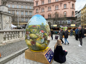 Na náměstí v Brně zaparkovalo obří vajíčko. Městu ho namalovali Chorvaté