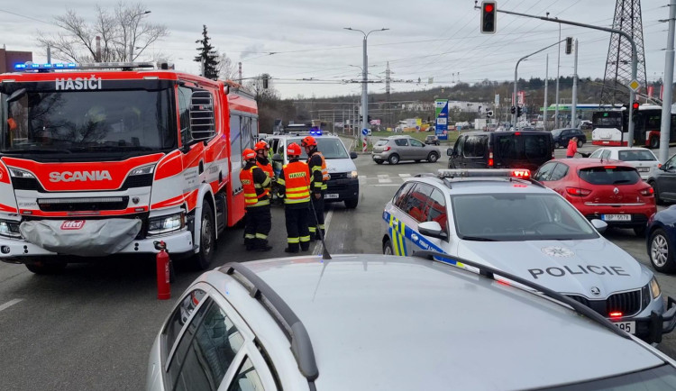 V Brně oživovali na silnici důchodce. Motorista zkolaboval a způsobil nehodu