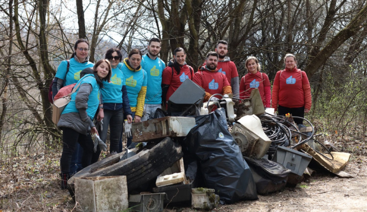 Do akce Ukliďme Česko se zapojilo 200 zaměstnanců E.ONu. Díky rekordní účasti sebrali přes 11 tun odpadu
