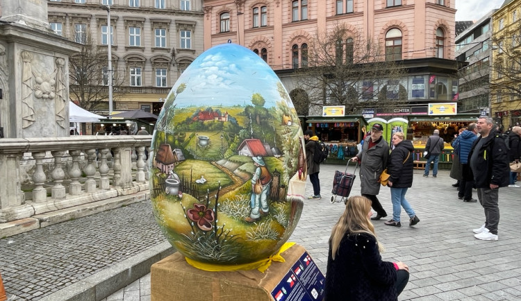 V Brně zaparkovalo na náměstí obří vajíčko. Městu ho namalovali Chorvaté