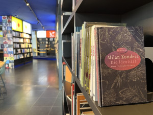 Všechno nejlepší Milane, přejí Kunderovi v rodném Brně. Spisovatel dostal knihovnu