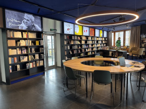 Všechno nejlepší Milane, přejí Kunderovi v rodném Brně. Spisovatel dostal knihovnu