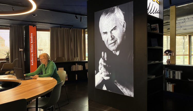 Všechno nejlepší Milane, přejí Kunderovi v rodném Brně. Spisovatel dostal knihovnu