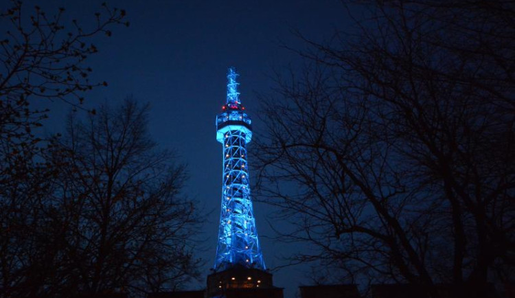Petřínská rozhledna dnes bude svítit modře jako symbol porozumění lidem s autismem
