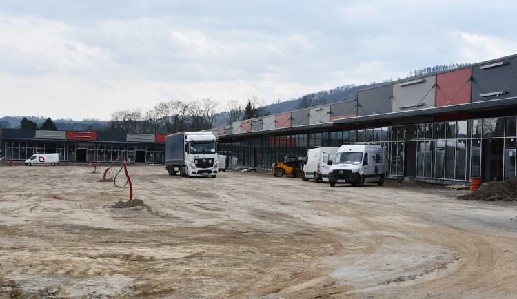 Skleníky nahrazuje nový obchoďák. Bude jídlo, móda i zverimex, těší se lidé v Blansku