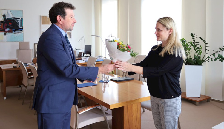 Nová univerzitní ochránkyně práv Eva Janovičová přijímá v průběhu svého jmenování kytici od rektora Martina Bareše