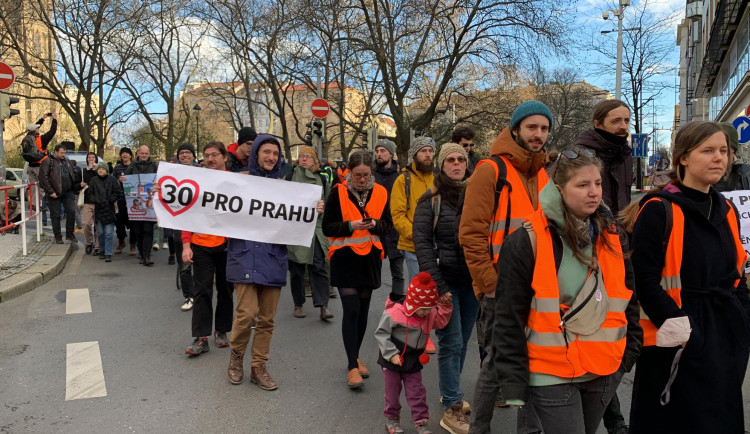 VIDEO: Aktivisté už poosmé blokovali provoz v Praze. Stále usilují o zavedení třicítky v Praze