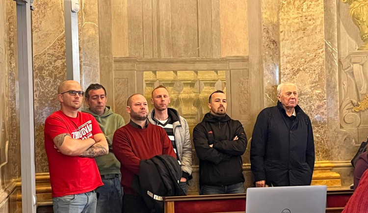 Na jednání přišli i nespokojení fanoušci Zbrojovky