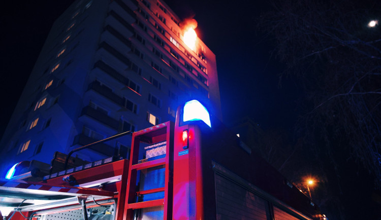 VIDEO: Hasiče zaměstnaly dva velké noční požáry. Evakuovali přes sedmdesát lidí