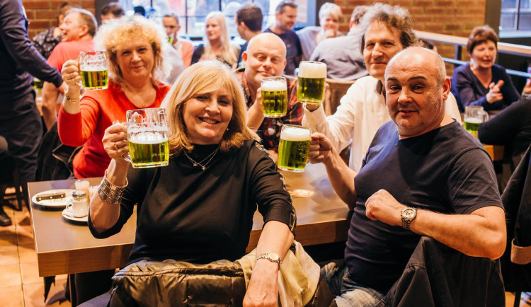 Brňané mají velký den. Na křesťanské svátky se posilňují zeleným pivem 