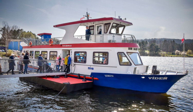 V Brně vypustili na přehradu sedm lodí. Začala plavební sezóna