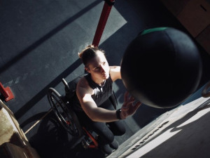 Covid Elišku upoutal na vozík a připravil i o sluch. Nechci se vzdát, říká zdravotní sestřička