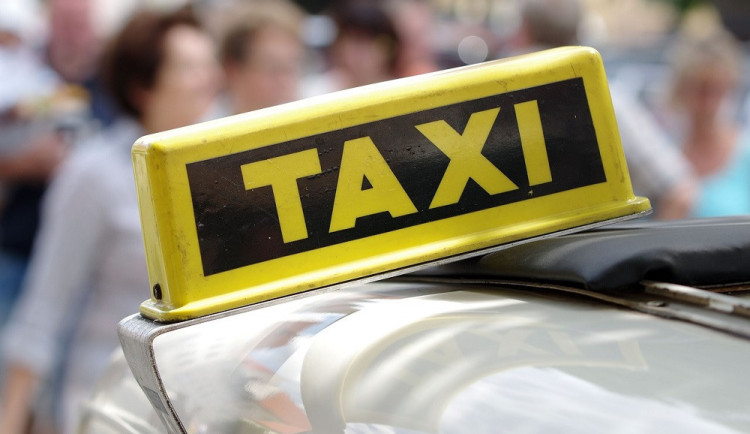 Žena v Brně provokovala taxikáře a rozpoutala velikonoční bitku na náměstí