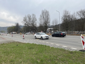Silničáři obsadili silnici u brněnského výstaviště. Lidem zkomplikují dopravu i cestu na koupák