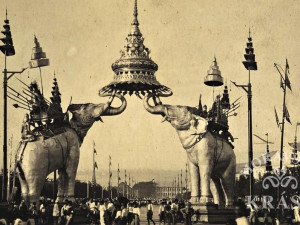 Triumfální oblouk pro zesnulého krále v Thajsku