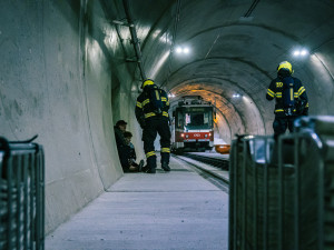 Nový brněnský tunel ve skále si osahali hasiči. Připravovali se na bouračku šaliny